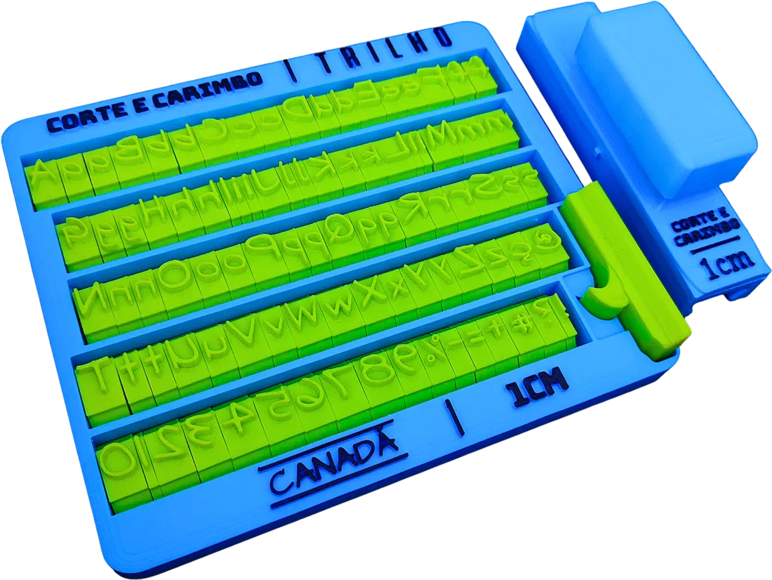 Kit Trilho: letras com face verde encaixadas em fileiras no deck organizador azul