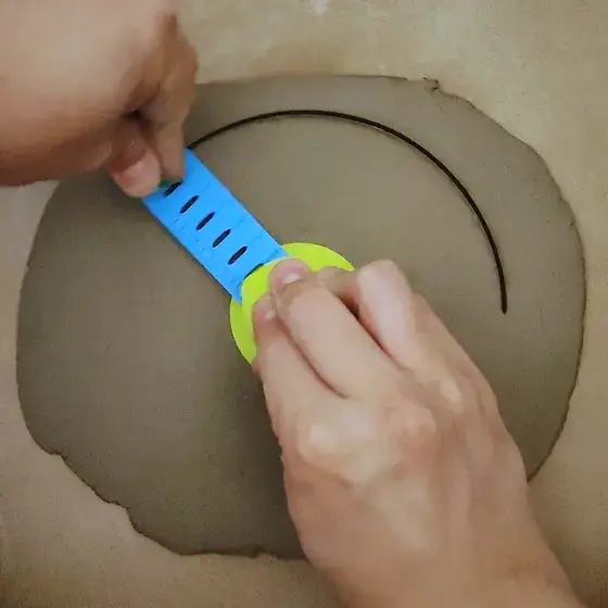 Régua girando em volta do disco e marcando o corte