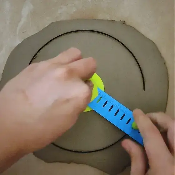 Corte circular quase completo na placa