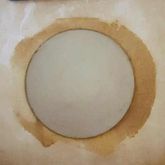 Placa redonda pronta, separada da sobra de argila